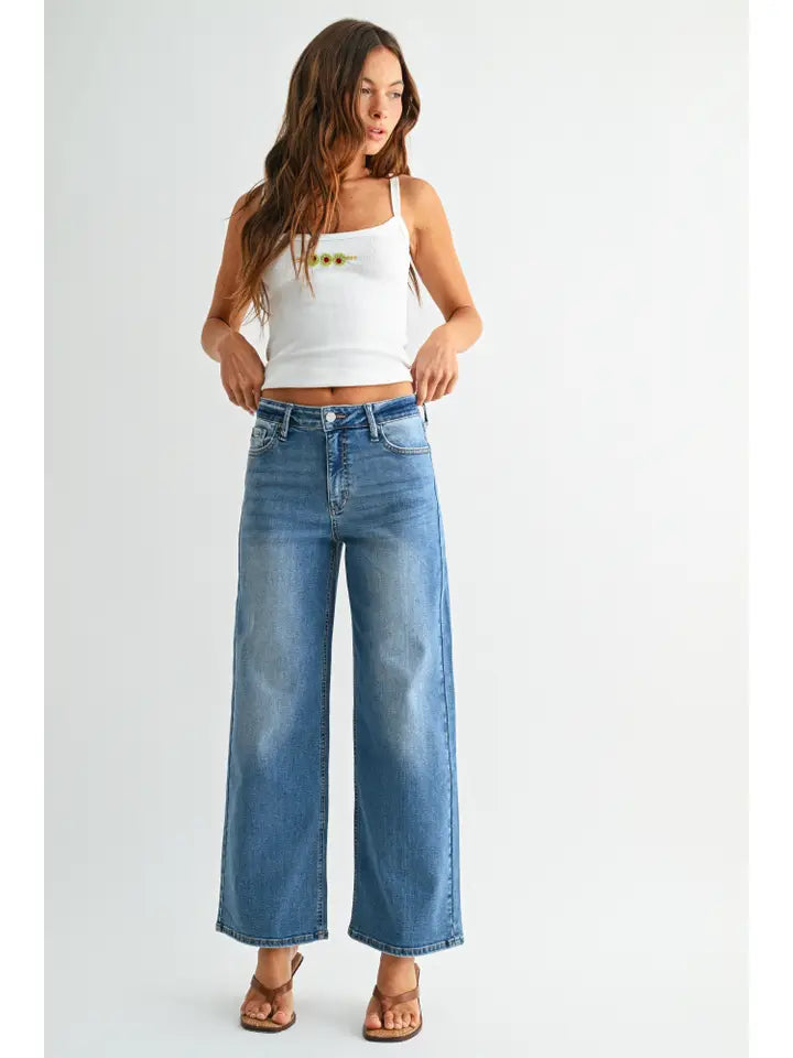 Maggie Vintage Straight Jeans in Medium Denim
