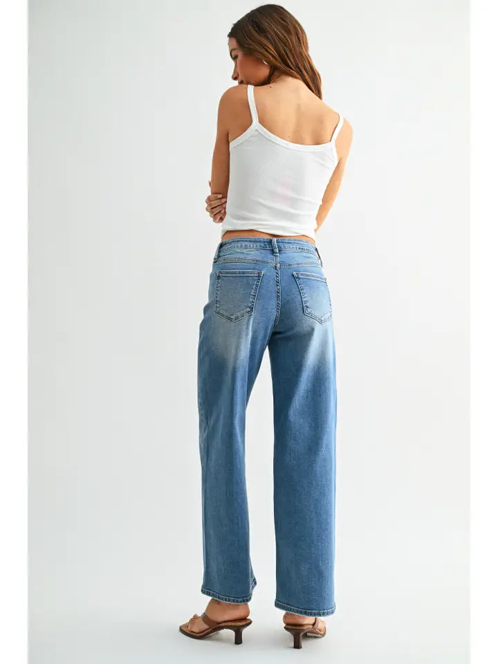Maggie Vintage Straight Jeans in Medium Denim